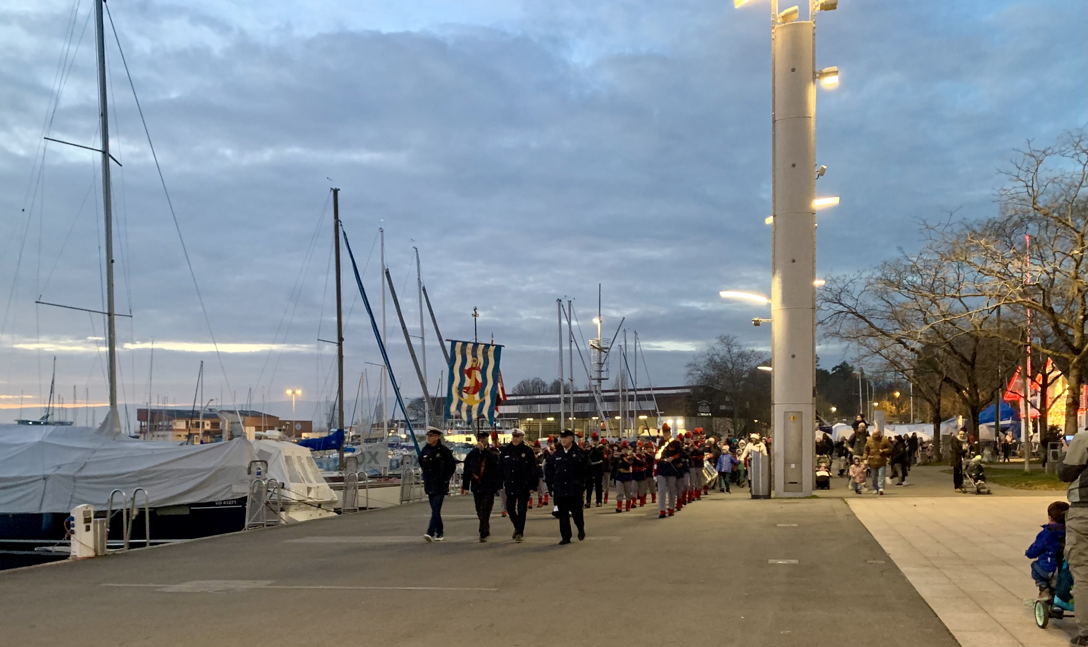 La délégation officielle des Pirates et les Fifres et Tambours en tête de cortège.